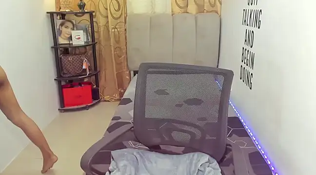 Trixie Mattel21 online show from December 12, 2024, 2:04 am