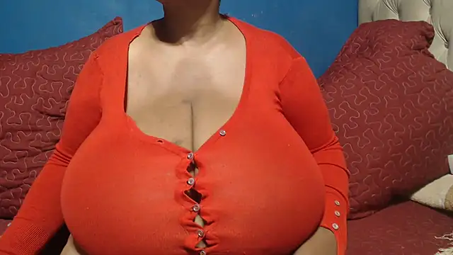 CUTEFIRMMELONSS online show from April 12, 2026, 8:47 pm