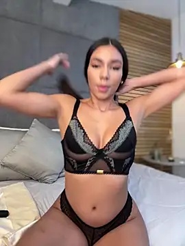 Snapshot of EllaSanz_ chatting on May 12, 2026, 10:07 pm EllaSanz online show from May 12, 2026, 10:07 pm