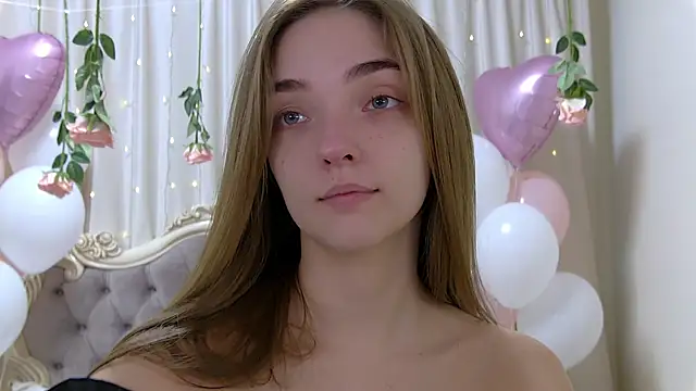 VirginieCruz online show from February 13, 2025, 5:37 am