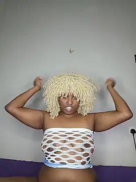 Snapshot of queen_mendyz chatting on June 1, 2026, 10:00 pm queen mendyz online show from June 1, 2026, 10:00 pm