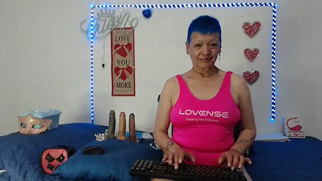 Snapshot of loquitaqueen011 chatting on February 9, 2025, 12:17 am loquitaqueen011 online show from February 9, 2025, 12:17 am