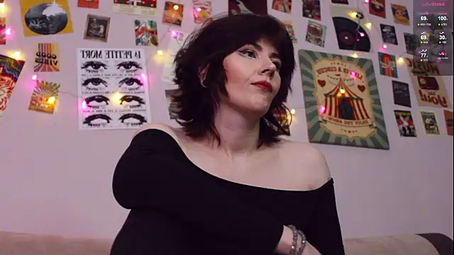 Luna Blake online show from March 18, 2026, 1:14 pm