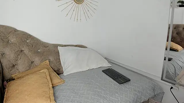 Naughty  Mom online show from February 26, 2025, 9:32 am