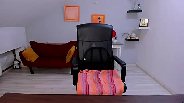 LollaGirl online show from February 18, 2026, 4:19 am