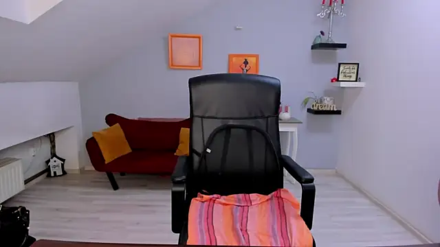 LollaGirl online show from April 20, 2026, 3:20 am