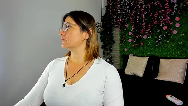 SarahDeyvis online show from November 7, 2025, 1:00 pm