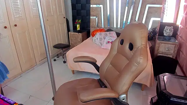 cute sassy online show from October 21, 2025, 5:35 pm