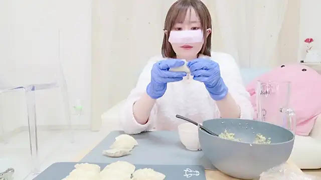 Yuu  k online show from December 22, 2024, 1:00 pm