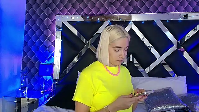 victoriaa lee  online show from July 7, 2026, 6:56 pm