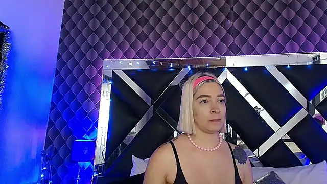 victoriaa lee  online show from July 25, 2026, 7:55 pm