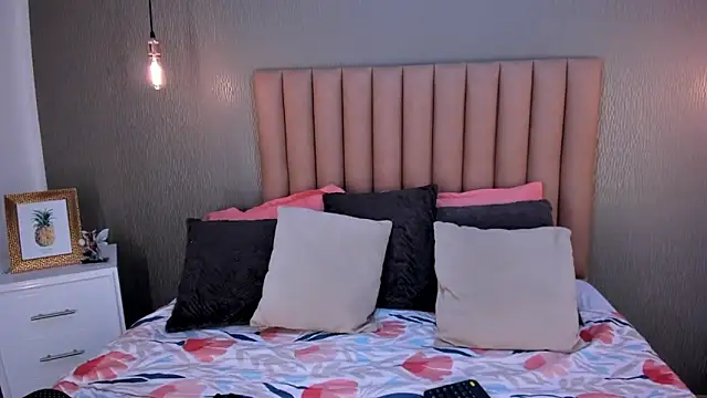 Alexa Thaylor  online show from January 27, 2025, 2:13 pm