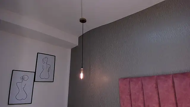 Alexa Thaylor  online show from October 21, 2025, 1:56 pm