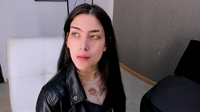 Alexa Thaylor  online show from December 4, 2025, 2:59 pm