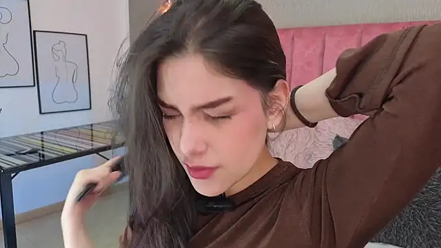 Alexa Thaylor  online show from April 20, 2026, 3:04 pm