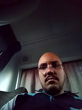 RobertoBuzios22 online show from November 13, 2025, 9:03 pm