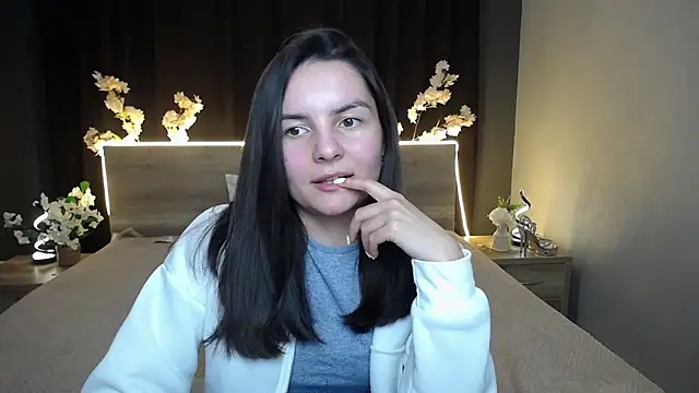 JasmineAsha online show from April 18, 2026, 8:42 pm