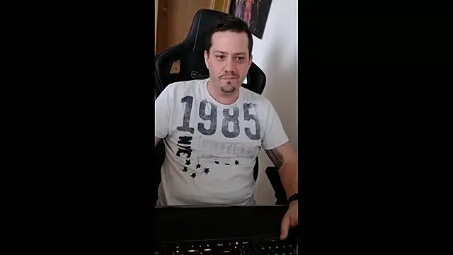 Snapshot of skrottum chatting on February 19, 2025, 11:06 am skrottum online show from February 19, 2025, 11:06 am