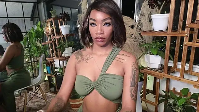 Snapshot of emely_brandon chatting on December 13, 2024, 1:15 am emely brandon online show from December 13, 2024, 1:15 am