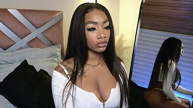 Snapshot of emely_brandon chatting on January 26, 2025, 1:20 am emely brandon online show from January 26, 2025, 1:20 am