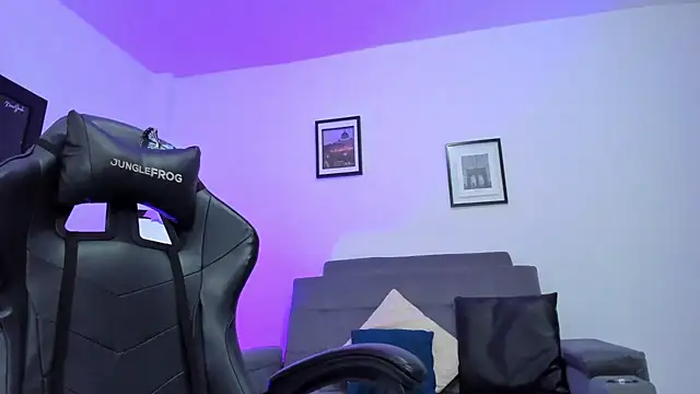 BellaFlaming online show from February 11, 2025, 4:56 pm