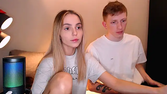 juliaanddima online show from November 10, 2025, 9:58 pm