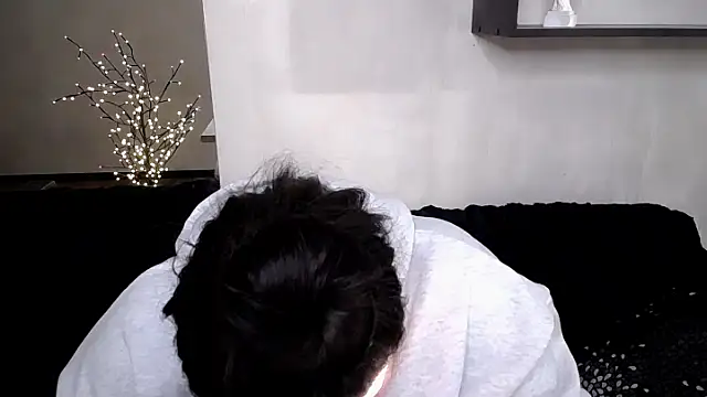 Emily Mo online show from November 4, 2025, 6:34 am