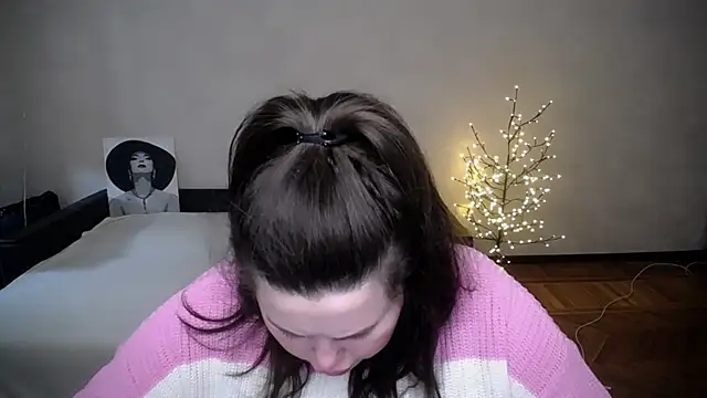 Snapshot of Emily_Mo chatting on April 26, 2026, 6:44 am Emily Mo online show from April 26, 2026, 6:44 am