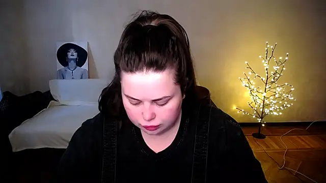 Snapshot of Emily_Mo chatting on June 21, 2026, 5:32 am Emily Mo online show from June 21, 2026, 5:32 am