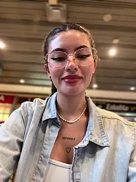 Your Honeey online show from September 12, 2025, 7:58 pm