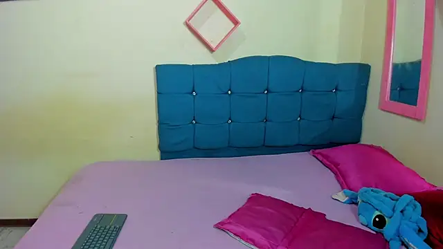 sweet1Girl online show from October 18, 2025, 12:06 pm