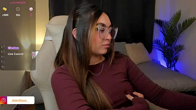 dakottaa  online show from November 25, 2025, 11:38 pm