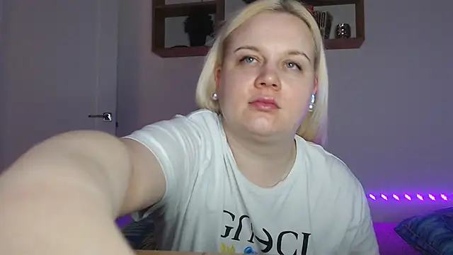 Snapshot of Karolina_love_ chatting on February 17, 2026, 1:02 am Karolina love online show from February 17, 2026, 1:02 am