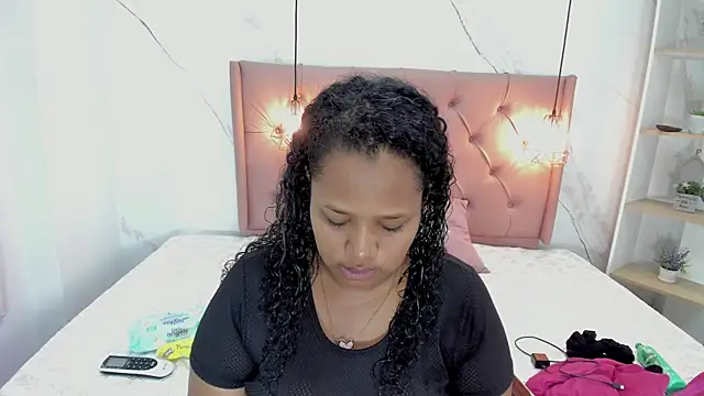 Snapshot of Belle_Brunette chatting on February 14, 2025, 9:32 pm Belle Brunette online show from February 14, 2025, 9:32 pm
