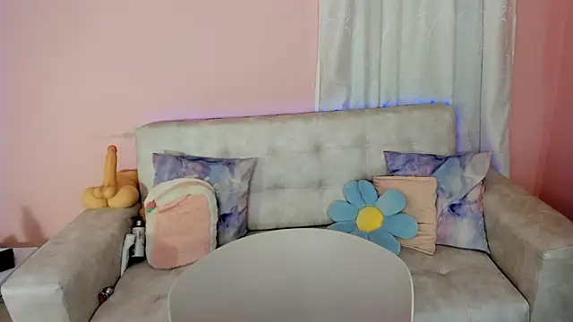 tinysara online show from March 6, 2025, 4:49 pm