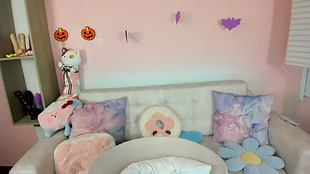 tinysara online show from October 9, 2025, 4:27 pm