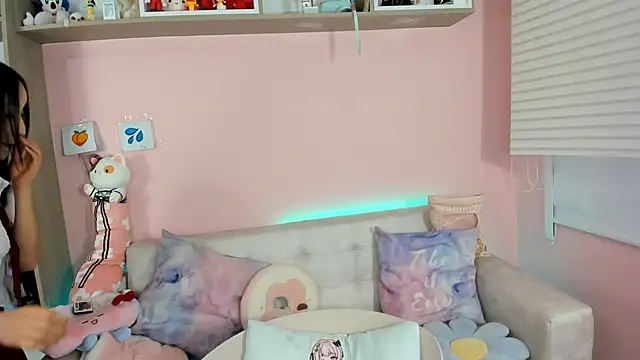 tinysara online show from November 6, 2025, 4:19 pm