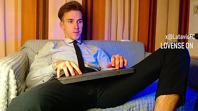 Snapshot of Midnighter_ chatting on November 24, 2025, 9:03 pm Midnighter online show from November 24, 2025, 9:03 pm