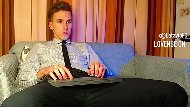 Snapshot of Midnighter_ chatting on November 28, 2025, 11:57 am Midnighter online show from November 28, 2025, 11:57 am