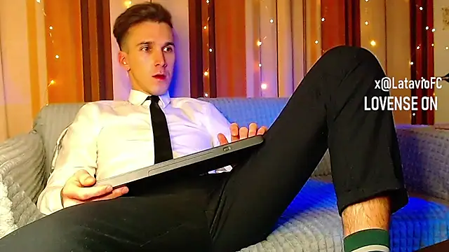 Snapshot of Midnighter_ chatting on December 16, 2025, 11:54 pm Midnighter online show from December 16, 2025, 11:54 pm