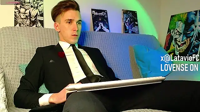 Snapshot of Midnighter_ chatting on April 1, 2026, 10:40 pm Midnighter online show from April 1, 2026, 10:40 pm