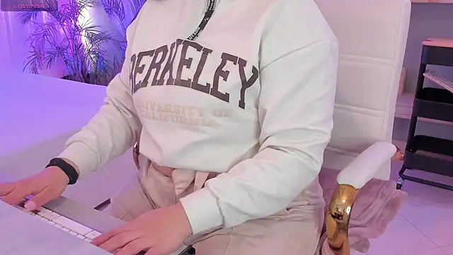 scarlet miller1 online show from November 11, 2025, 12:38 pm