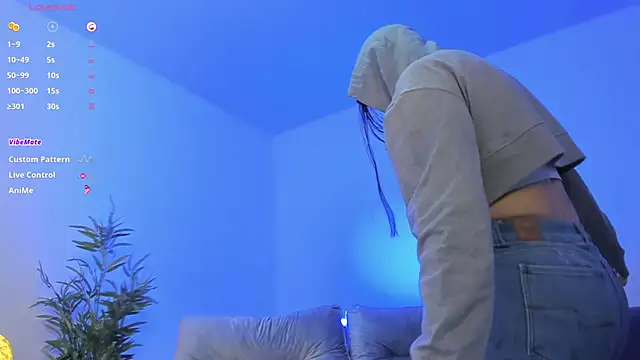 charlottewhitte online show from February 13, 2025, 11:17 am