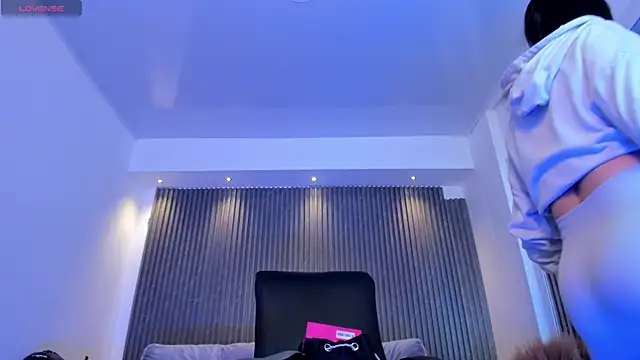 charlottewhitte online show from September 15, 2025, 11:43 am