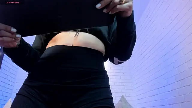 charlottewhitte online show from December 4, 2025, 12:03 pm