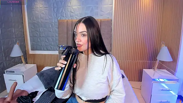 charlottewhitte online show from January 9, 2026, 12:08 pm