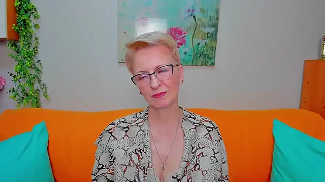 iamyourdream89 online show from April 13, 2026, 2:44 pm