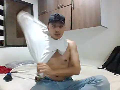 Snapshot of axeldaviid chatting on August 5, 2026, 3:53 am axeldaviid online show from August 5, 2026, 3:53 am