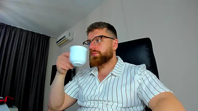 Snapshot of Findom_guy chatting on April 21, 2026, 12:00 pm Findom guy online show from April 21, 2026, 12:00 pm