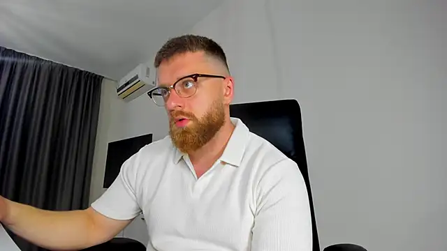 Snapshot of Findom_guy chatting on April 26, 2026, 11:52 am Findom guy online show from April 26, 2026, 11:52 am